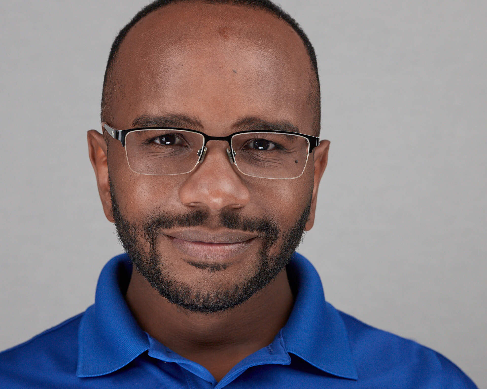 Shows approachability, confidence and trustworthiness to draw clients, opportunities and investors.