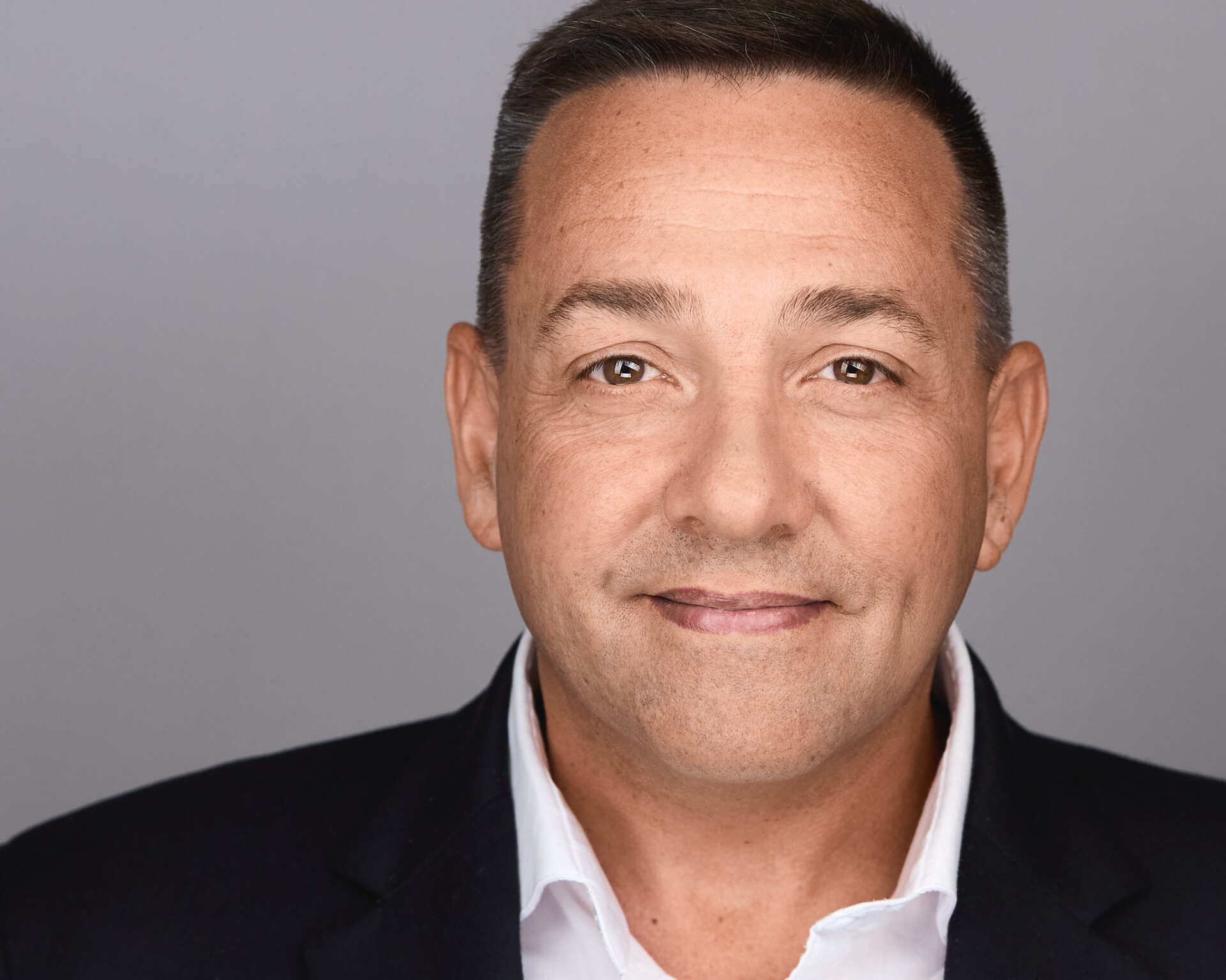 Shows approachability, confidence and trustworthiness to draw clients, opportunities and investors.