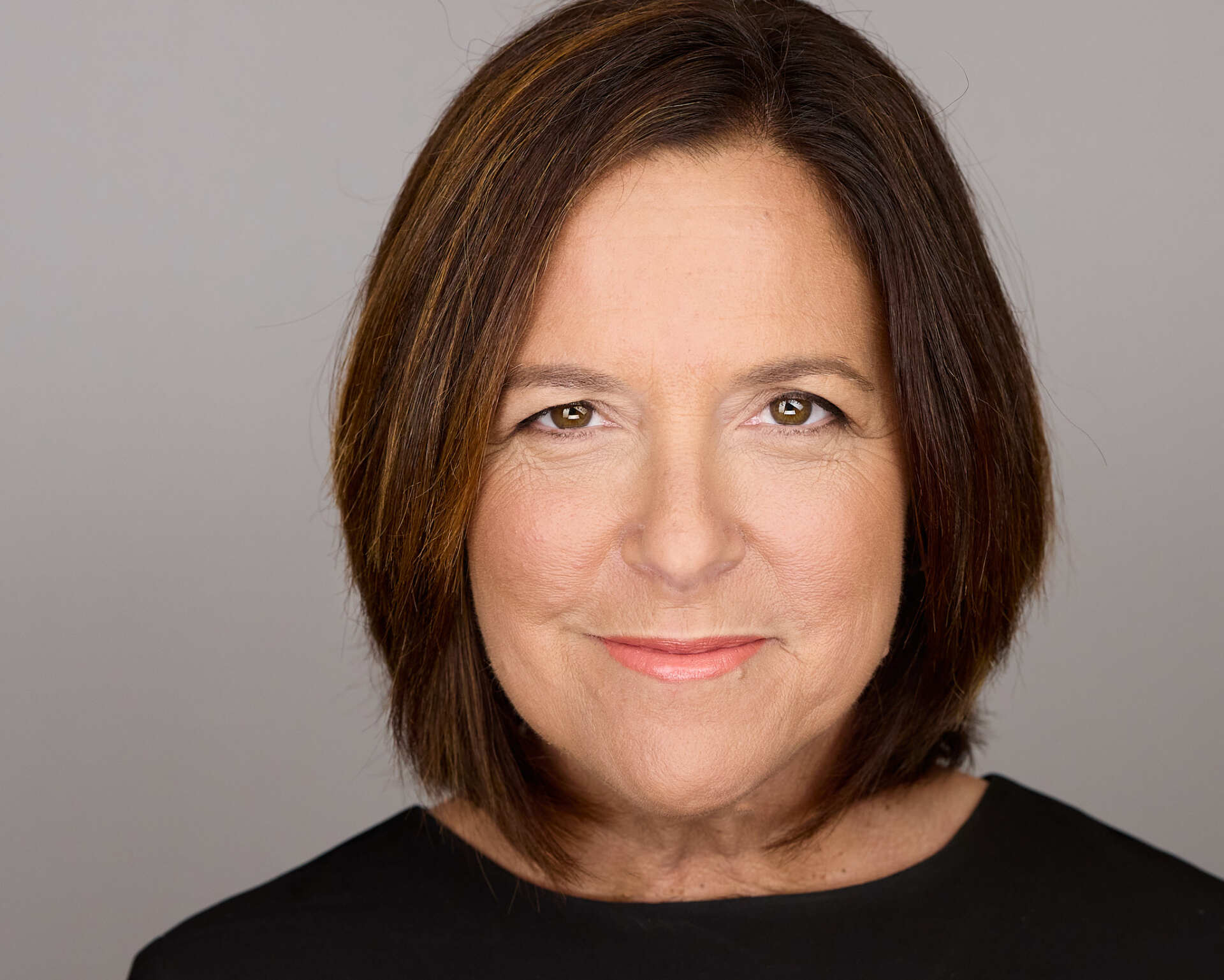 Shows approachability, competence and trustworthiness to hold prospect engagement.