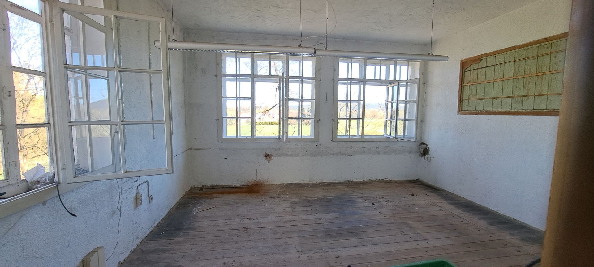 Heller Raum mit alten Holzfenstern