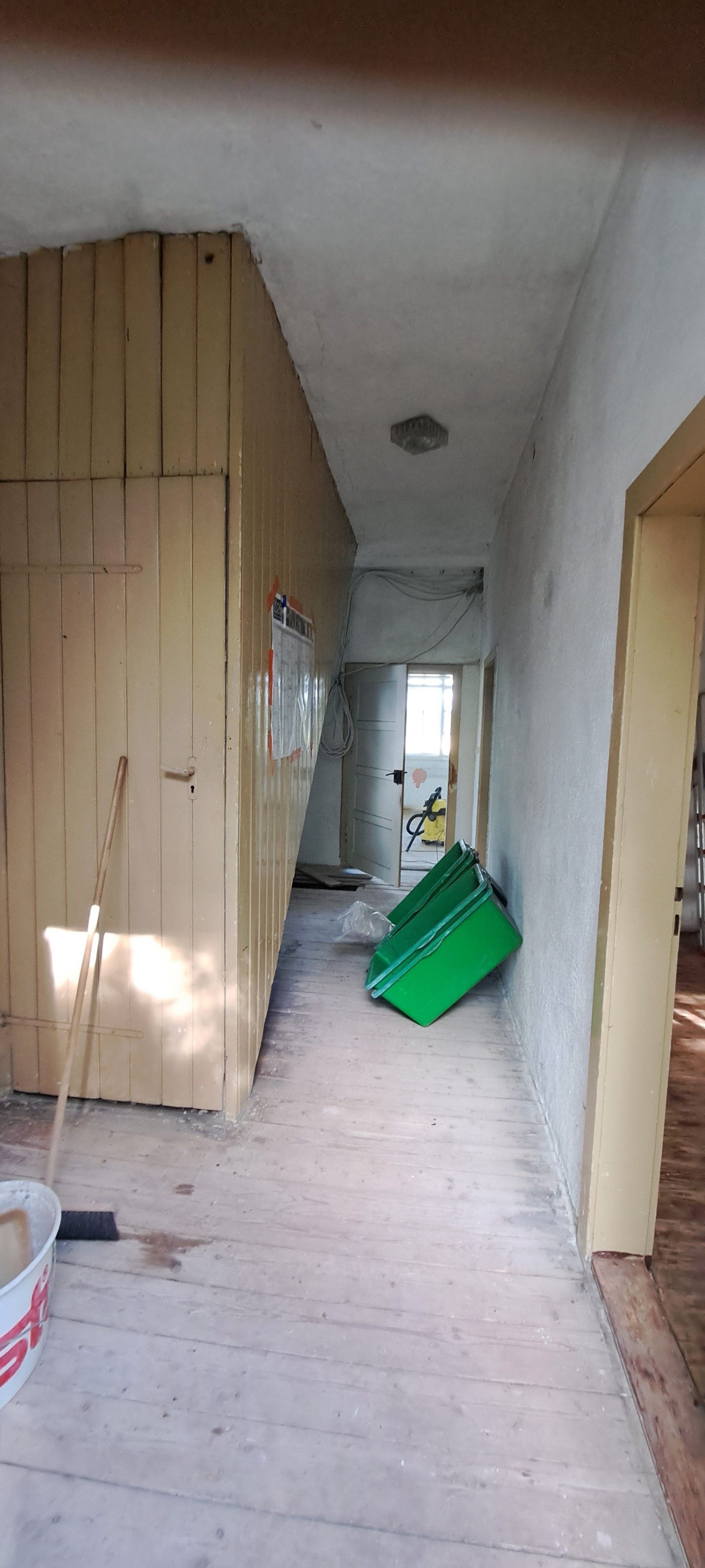 Flur mit alten Bodendielen und Holzelementen