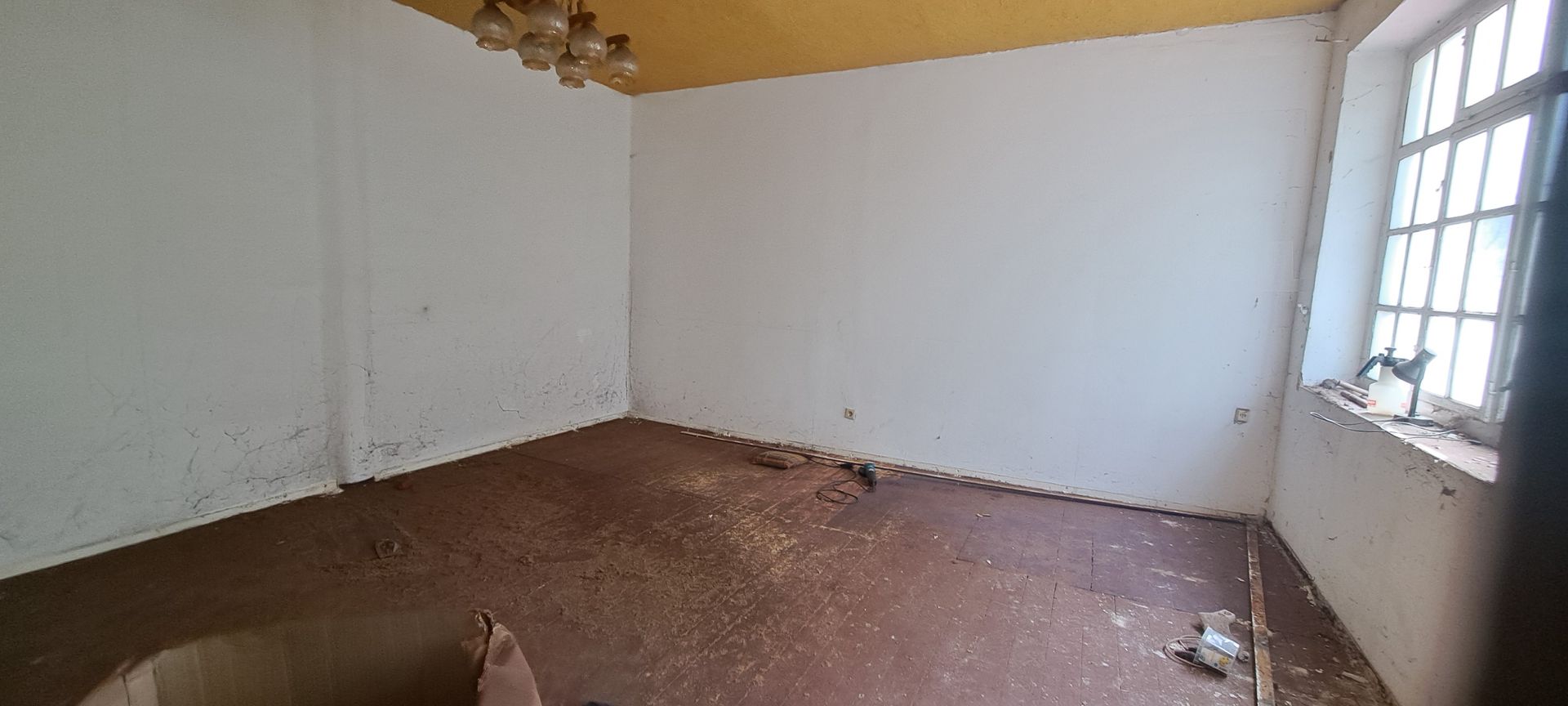 Ein hoher Raum mit honiggelber Decke lackierten Holz-Dielen