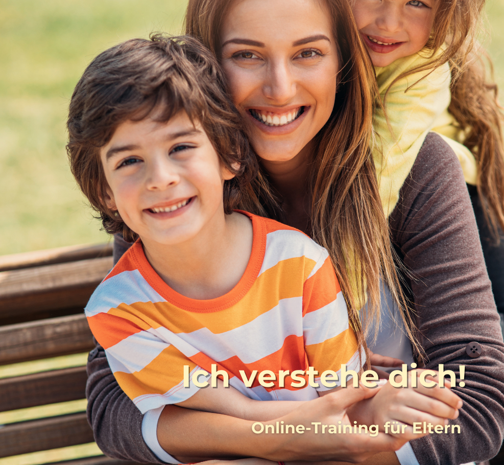 Eine strahlende Frau, die einen glücklich lächelnden Jungen im Arm hält. Dahinter ein blondes Mädchen, das die Frau umarmt.