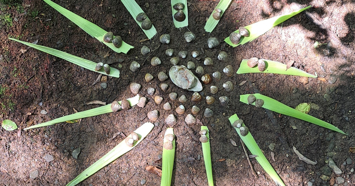 Knete, Tücher, Federn, Stifte und bunte Bänder