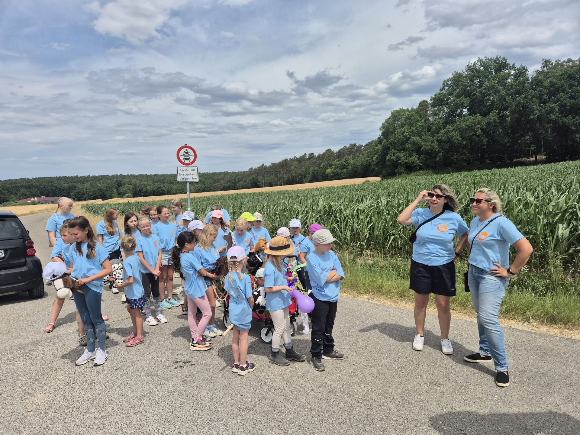 Als Sinnbild für unser Team sehen wir ein Bild, in dem viele Leute, die im Kreis stehen, ihre Hände in der Mitte des Kreises aufeinandergalten. Als Sinnbild für unser Team sehen wir ein Bild, in dem viele Leute, die im Kreis stehen, ihre Hände in der Mitte des Kreises aufeinandergalten.