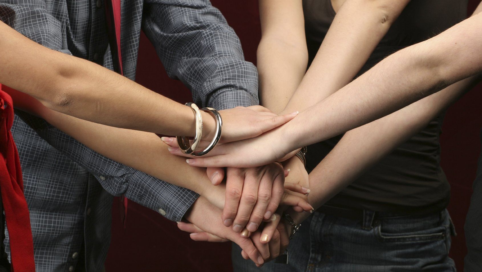 Als Sinnbild für unser Team sehen wir ein Bild, in dem viele Leute, die im Kreis stehen, ihre Hände in der Mitte des Kreises aufeinandergalten. Als Sinnbild für unser Team sehen wir ein Bild, in dem viele Leute, die im Kreis stehen, ihre Hände in der Mitte des Kreises aufeinandergalten.