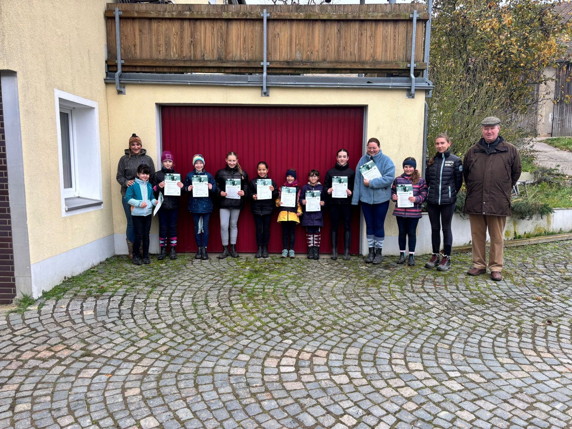 Eine Messingstatue ist einem nachdenklichen Philosophen nachempfunden, der sitzend einen Arm einen Oberschenkel stützt Eine Messingstatue ist einem nachdenklichen Philosophen nachempfunden, der sitzend einen Arm einen Oberschenkel stützt