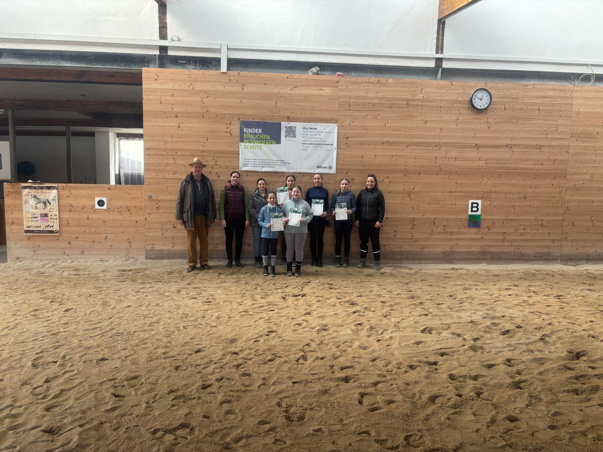 Man sieht die erfolgreichen Teilnehmer der Prüfung zum Man sieht die erfolgreichen Teilnehmer der Prüfung zum