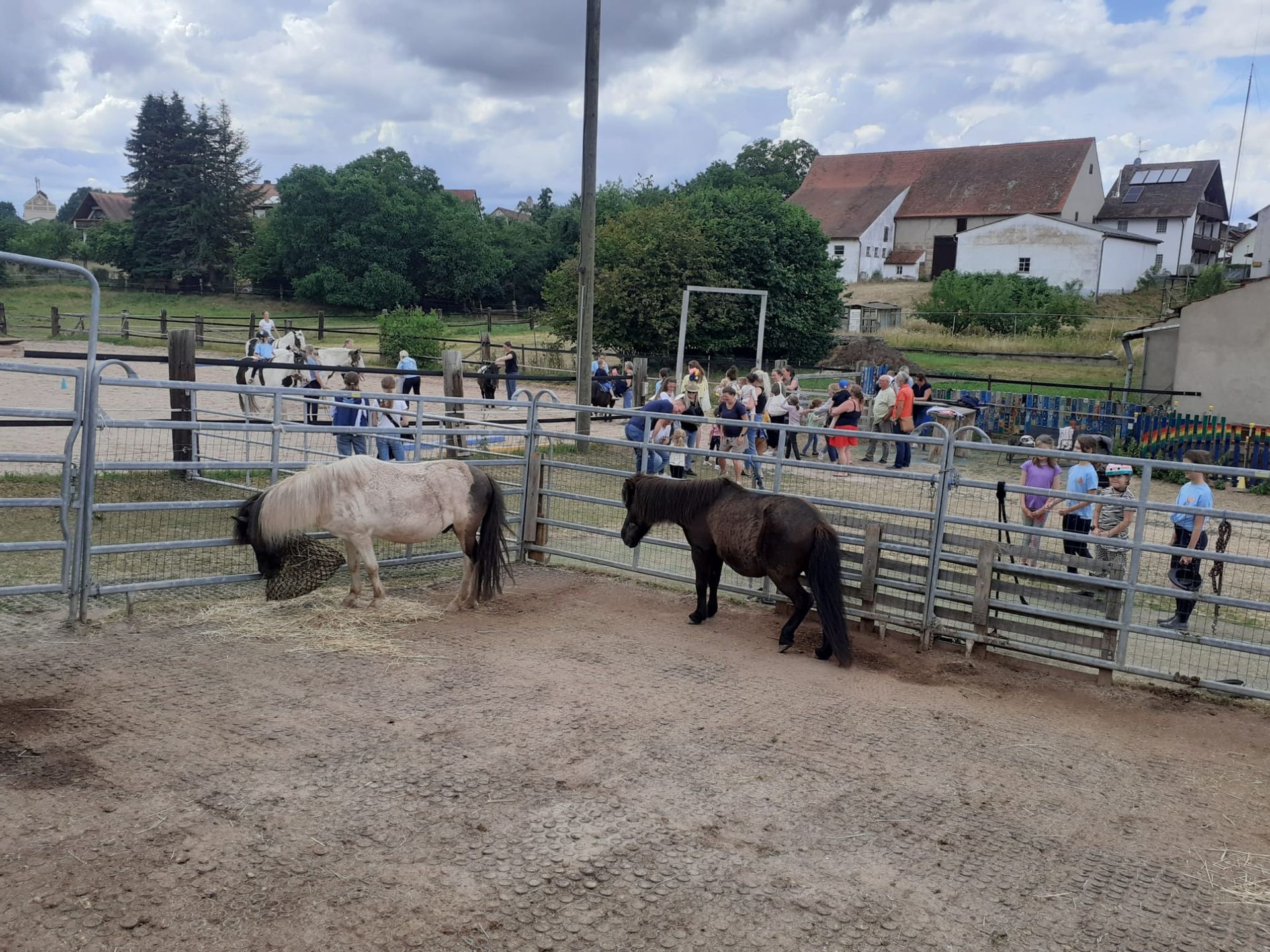 Beim Adventsfenster 2024 in Egersdorf stehen Kinder und Erwachsene um einen großen Feuertopf und machen sich Stockbrot. Beim Adventsfenster 2024 in Egersdorf stehen Kinder und Erwachsene um einen großen Feuertopf und machen sich Stockbrot.
