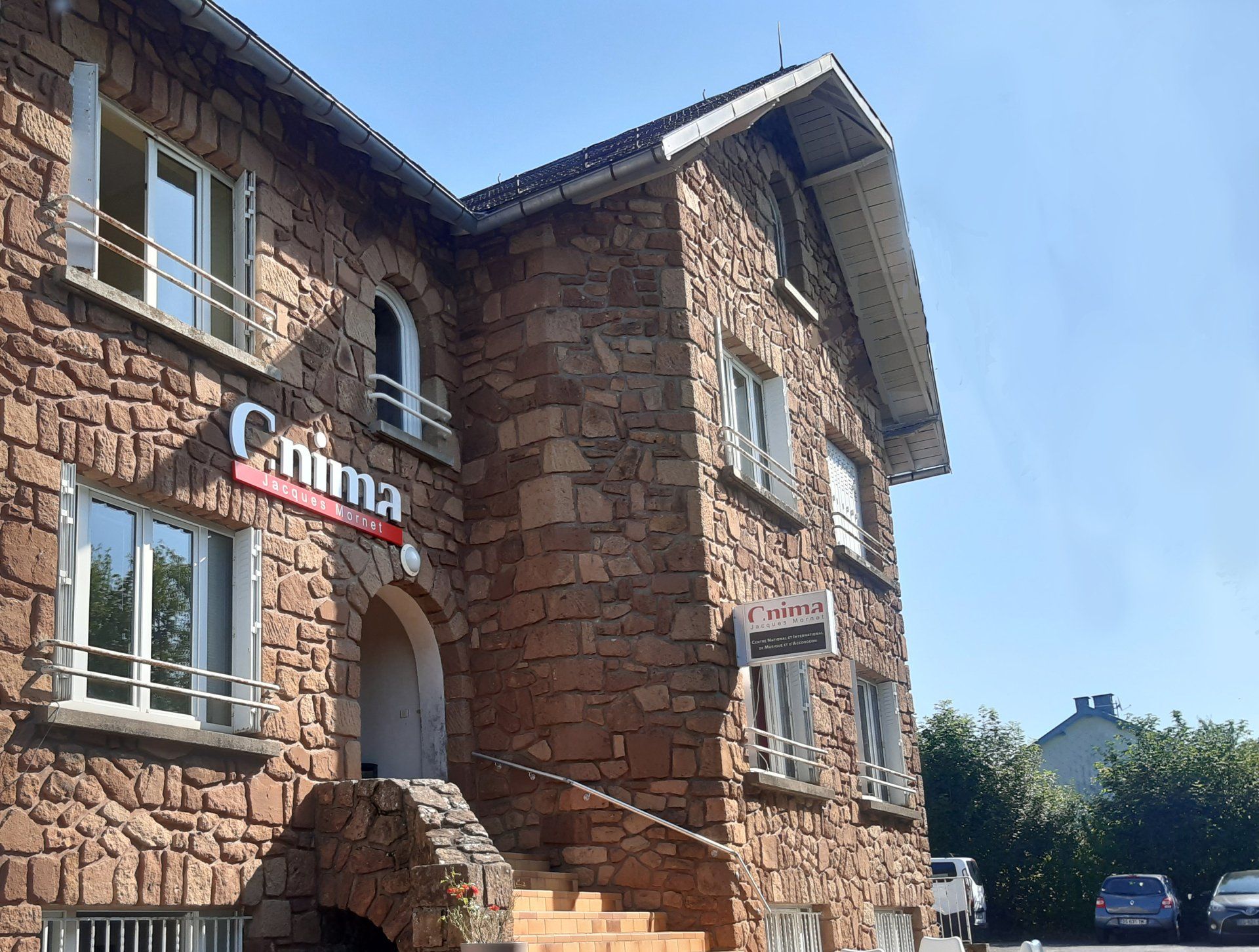 Façade du CNIMA avec le logo au-dessus du porche d'entrée