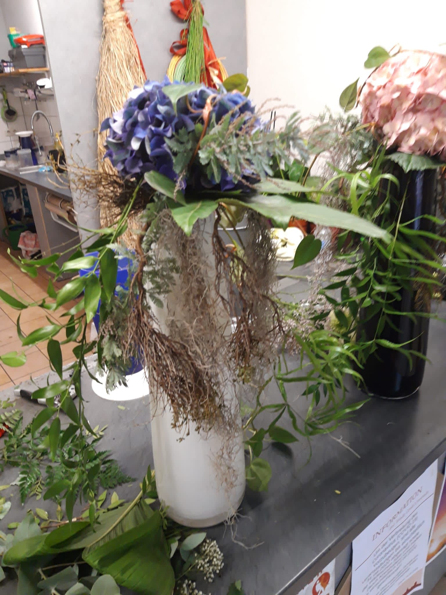 Dekorationsvase mit lila Hydrogena und Füllung