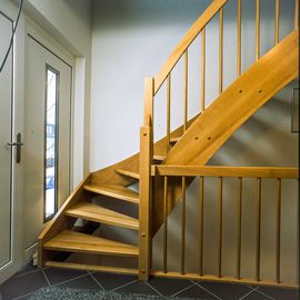 Massivholztreppen produziert von der Treppenbau und Bautischlerei Frank Gerhardt Massivholztreppen produziert von der Treppenbau und Bautischlerei Frank Gerhardt