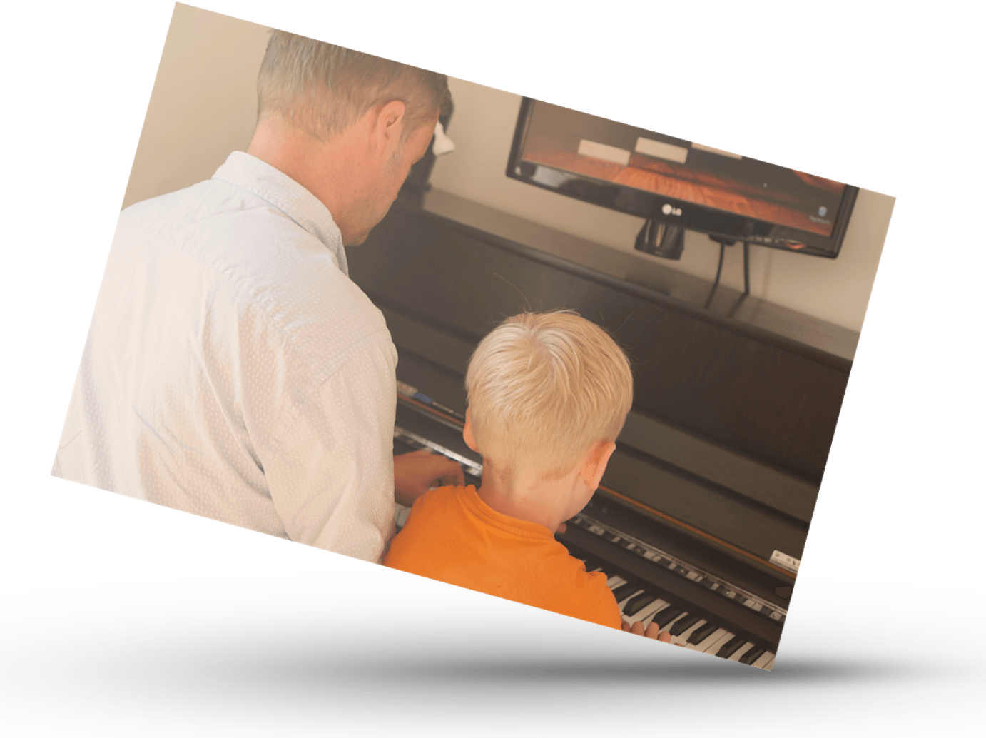 Kind zusammen mit Klavierlehrer Johannes Poerschke am Klavier