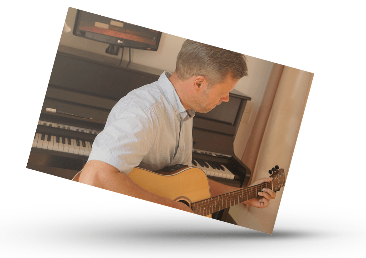 Gitarrenlehrer Johannes Poerschke an der Gitarre