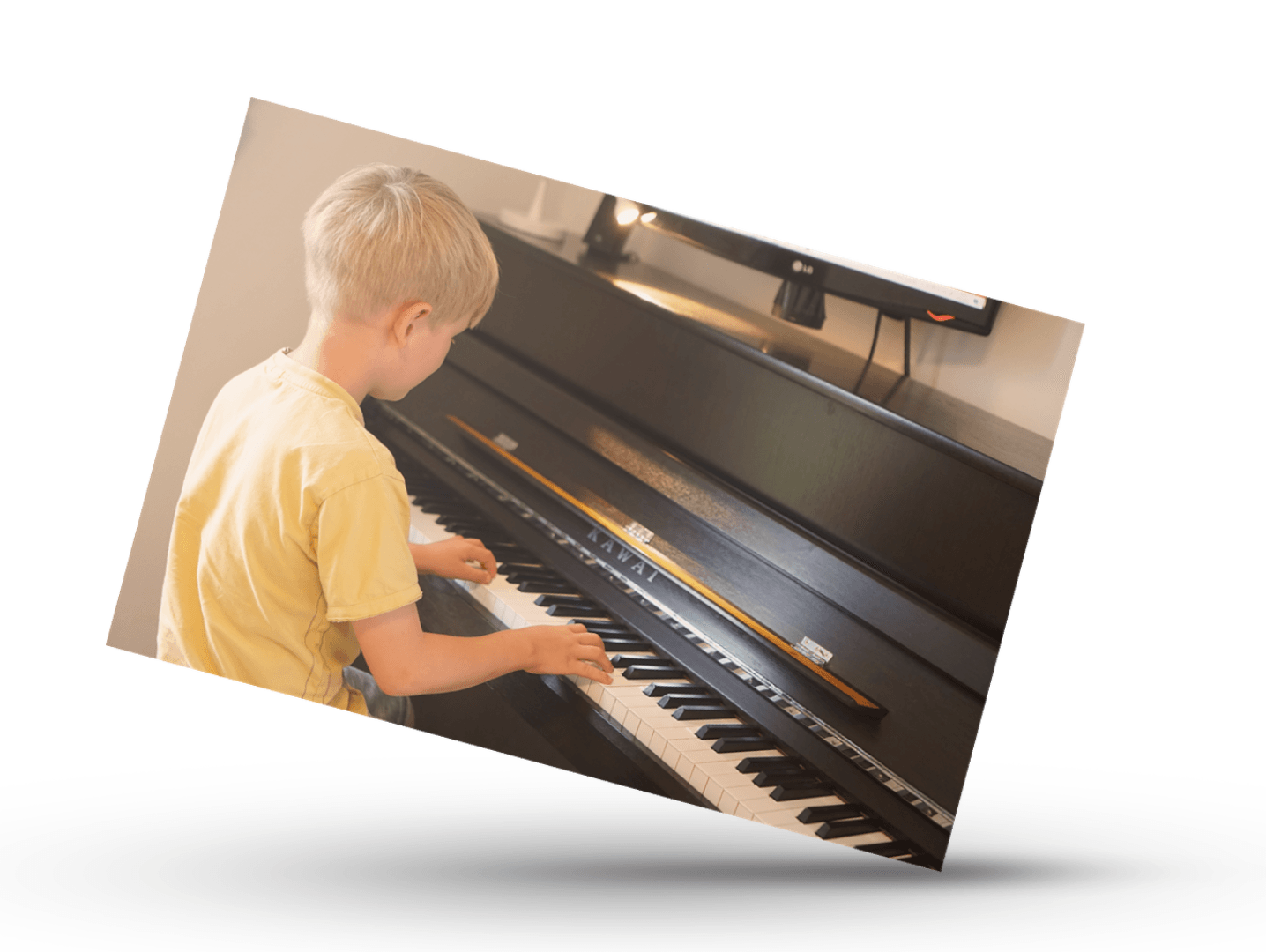 Kind spielt Klavier im Klavierunterricht Johannes Poerschke