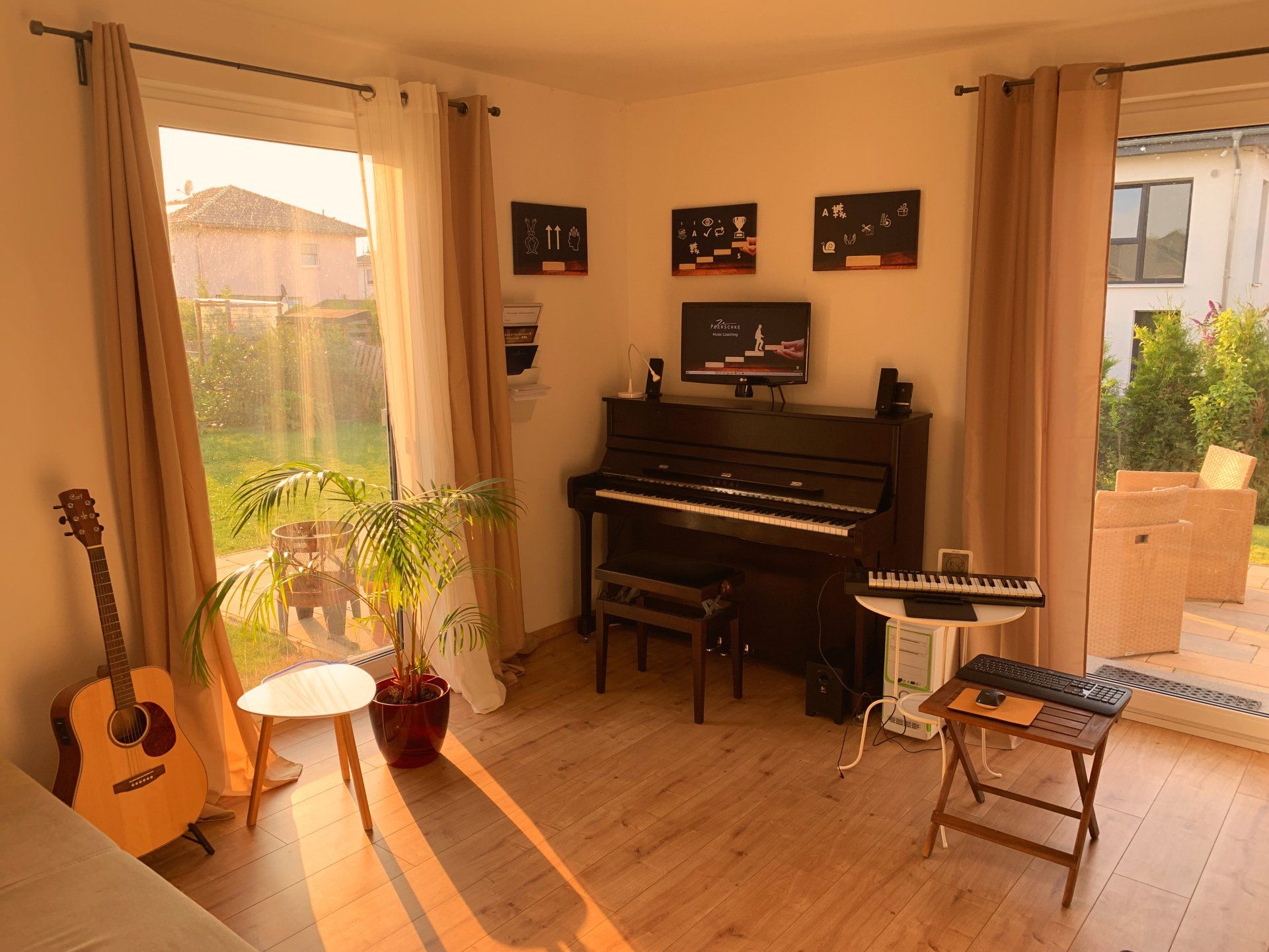 Kind zusammen mit Klavierlehrer Johannes Poerschke am Klavier