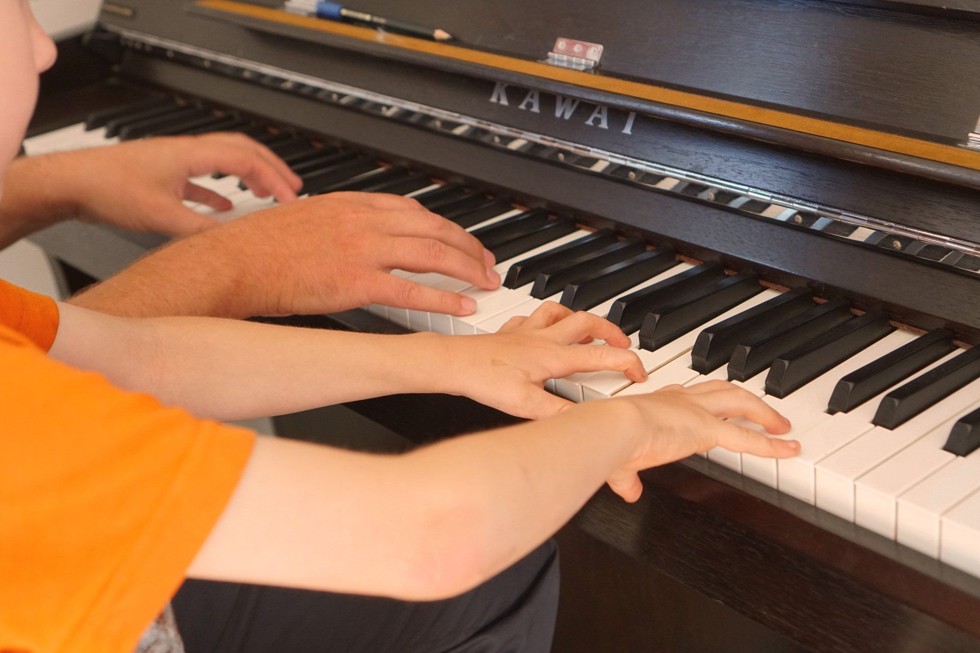 Kind zusammen mit Klavierlehrer Johannes Poerschke am Klavier
