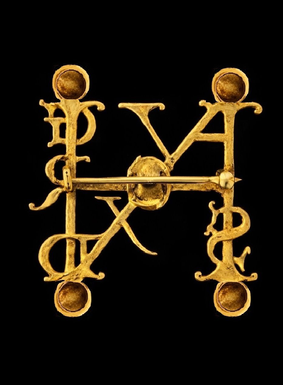 INTERPRETATION: The shape of this jewelry can be interpreted as that of a brooch.
The reverse side of the brooch is missing from the original sketch.
It was reconstructed using historical technological logic.