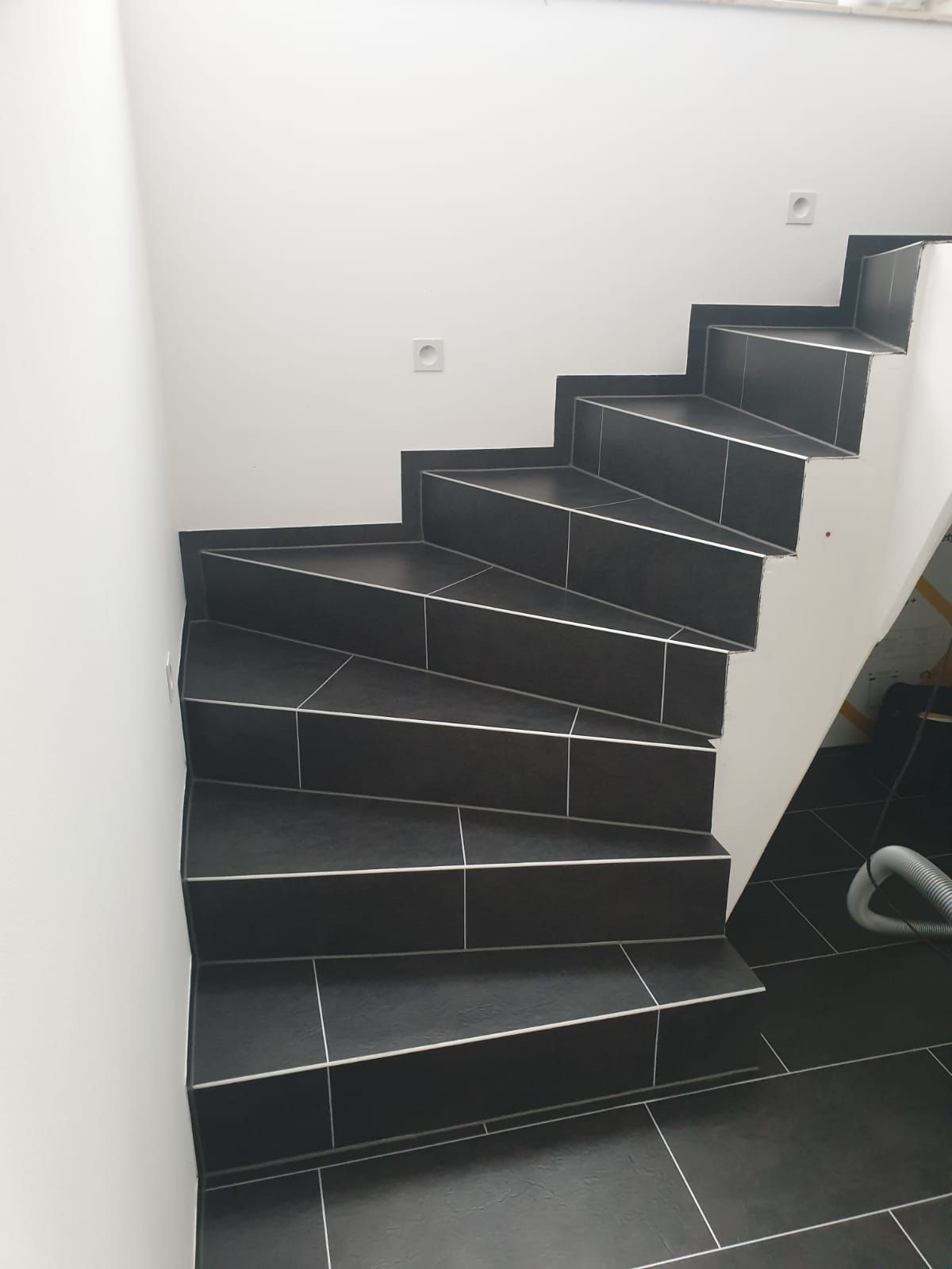 Treppensanierung Wohnraumbeispiel
fichtner raumausstatter brandis wohnideen wohnstoffe sonnenschutz boden tapeten bodenbelag fenstervorhänge wandgestaltung polster