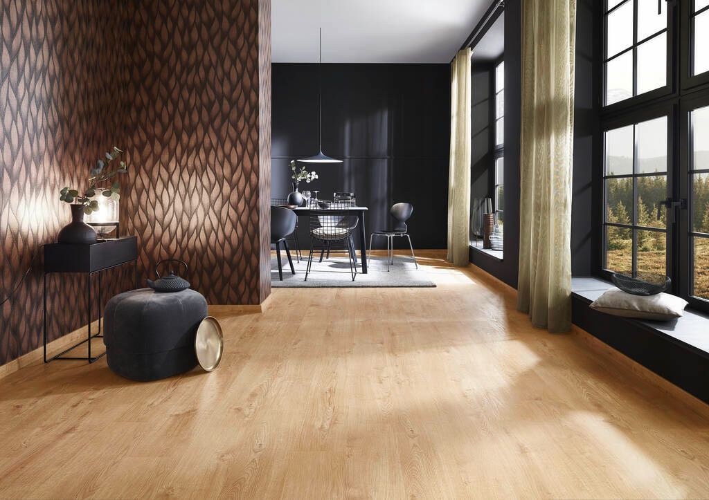 Privater Wohnraum im eleganten Stil mit exklusiven Materialien und Optiken wie Kupfer, Leder, Granit oder Diamant kombiniert mit natürlich schlichten Farben wie Holz- oder Erdfarben ganz individuell anpassbar
fichtner raumausstatter brandis wohnideen wohnstoffe sonnenschutz boden tapeten bodenbelag fenstervorhänge wandgestaltung polster