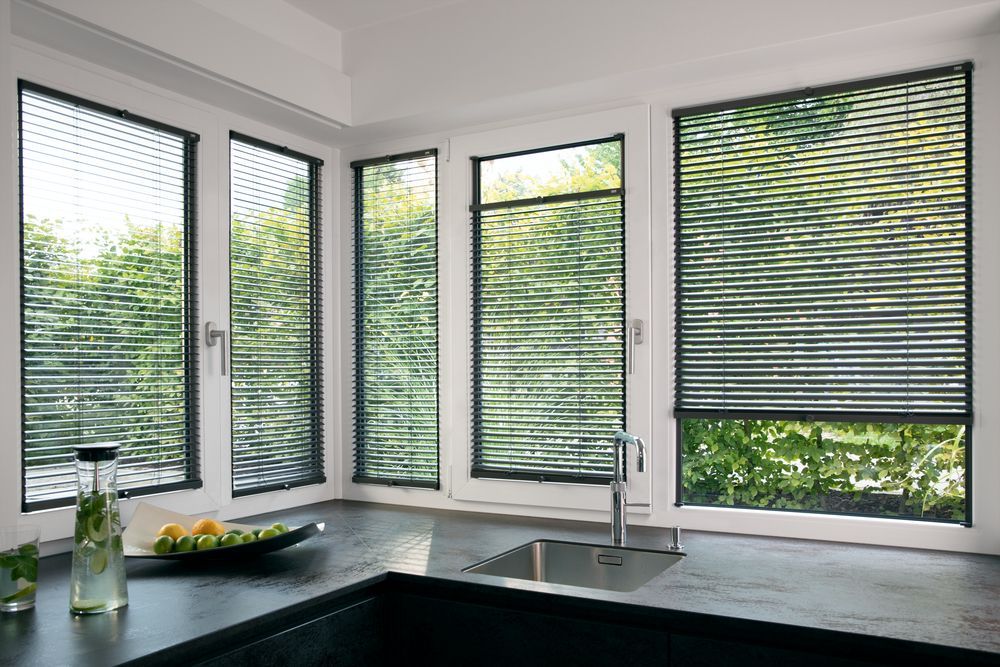 Jalousien Beispielwohnraum
fichtner raumausstatter brandis wohnideen wohnstoffe sonnenschutz boden tapeten bodenbelag fenstervorhänge wandgestaltung polster