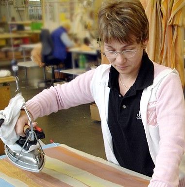 Handwerk Beispiele Arbeitsbeispiele Fensterdekoration Neupolsterung Aufpolsterung Bodenbelag Parkett Wandbekleidung Wandverkleidung Möbelauswahl
fichtner raumausstatter brandis wohnideen wohnstoffe sonnenschutz boden tapeten fenstervorhänge wandgestaltung polster