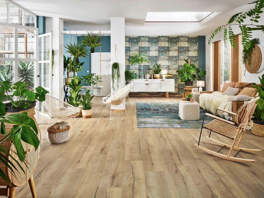 Schöner privater Wohnraum im natürlichen Stil mit vielen ursprünglichen Materialien wie Holz und Kork kombiniert mit warmen Farben und vielen Pflanzen
fichtner raumausstatter brandis wohnideen wohnstoffe sonnenschutz boden tapeten bodenbelag fenstervorhänge wandgestaltung polster