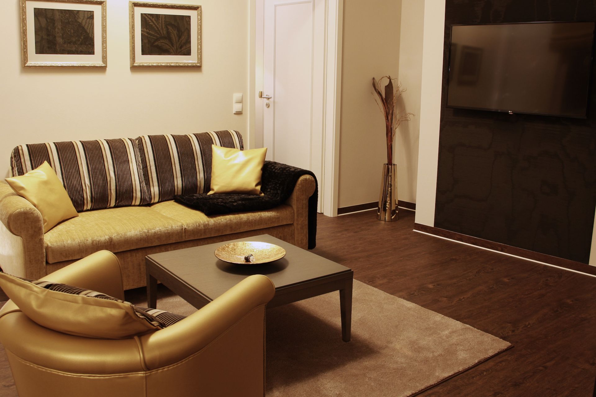 Großzügiger Wohnbereich mit Flatscreen und edlem Sofa – Governor’s Mansion