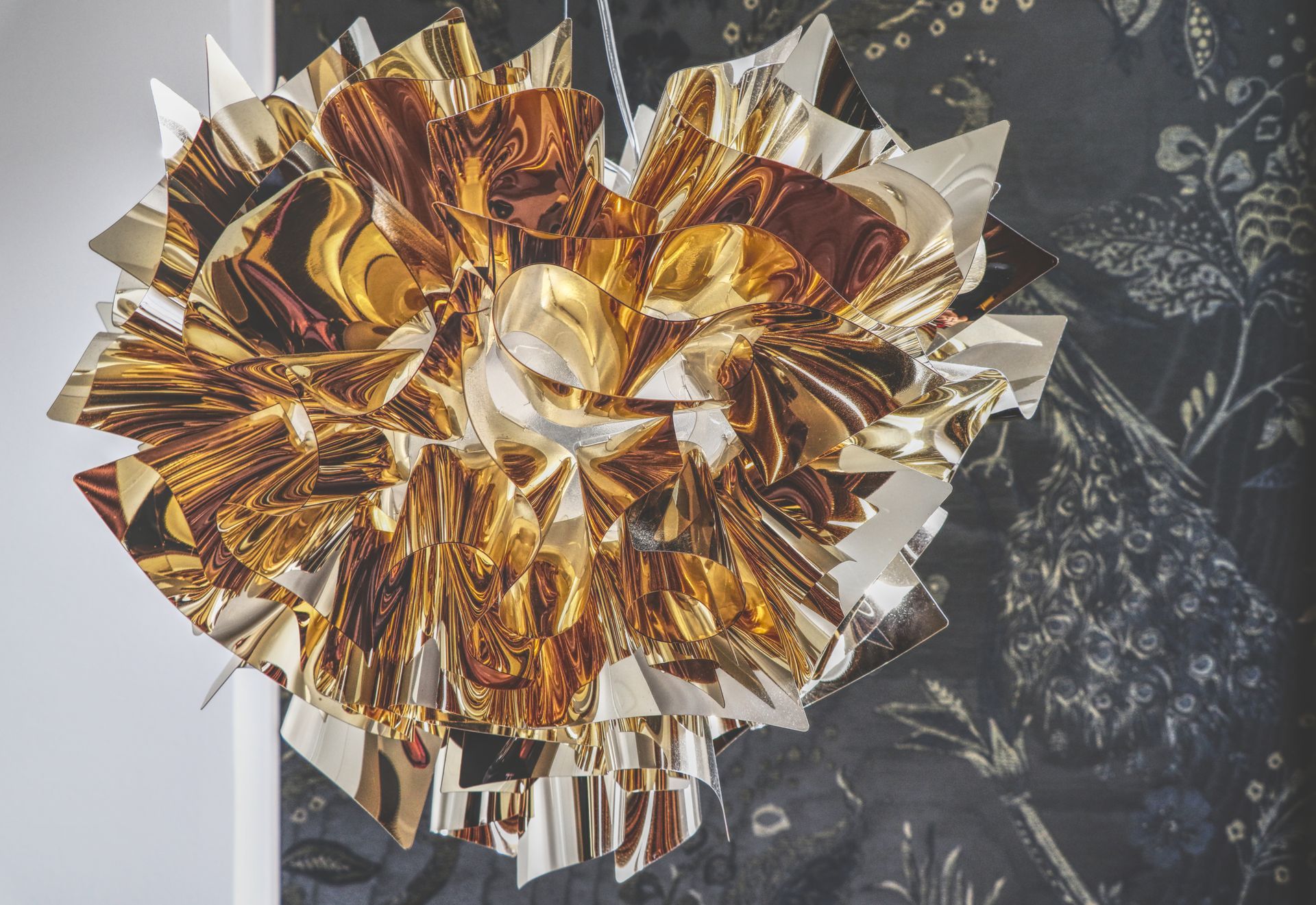 Goldene Designerlampe vor dunkler Tapete – stilvolles Interior-Detail der Governor’s Mansion