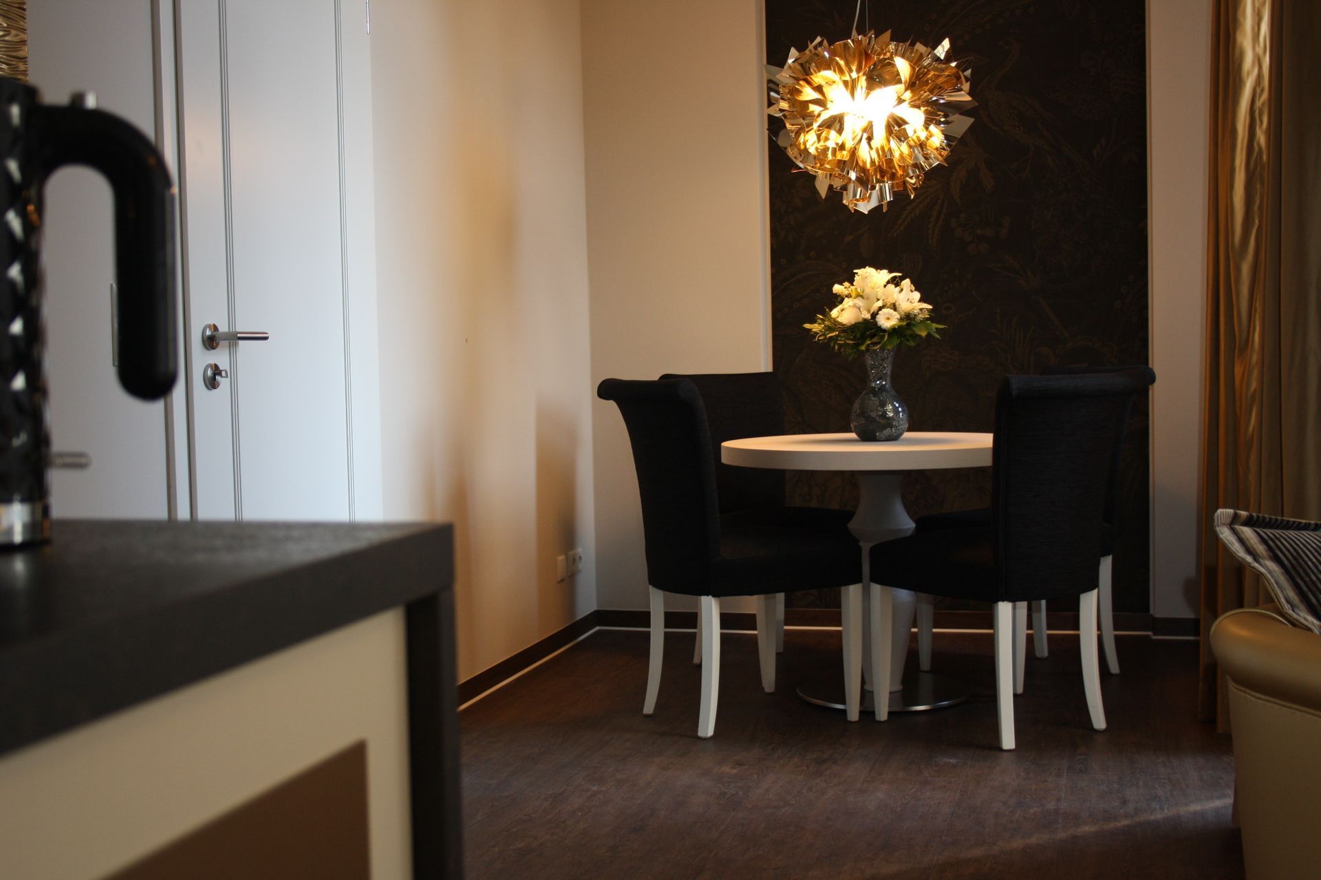 Eleganter Essbereich mit Designerlampe und Vierertisch in der Governor’s Mansion