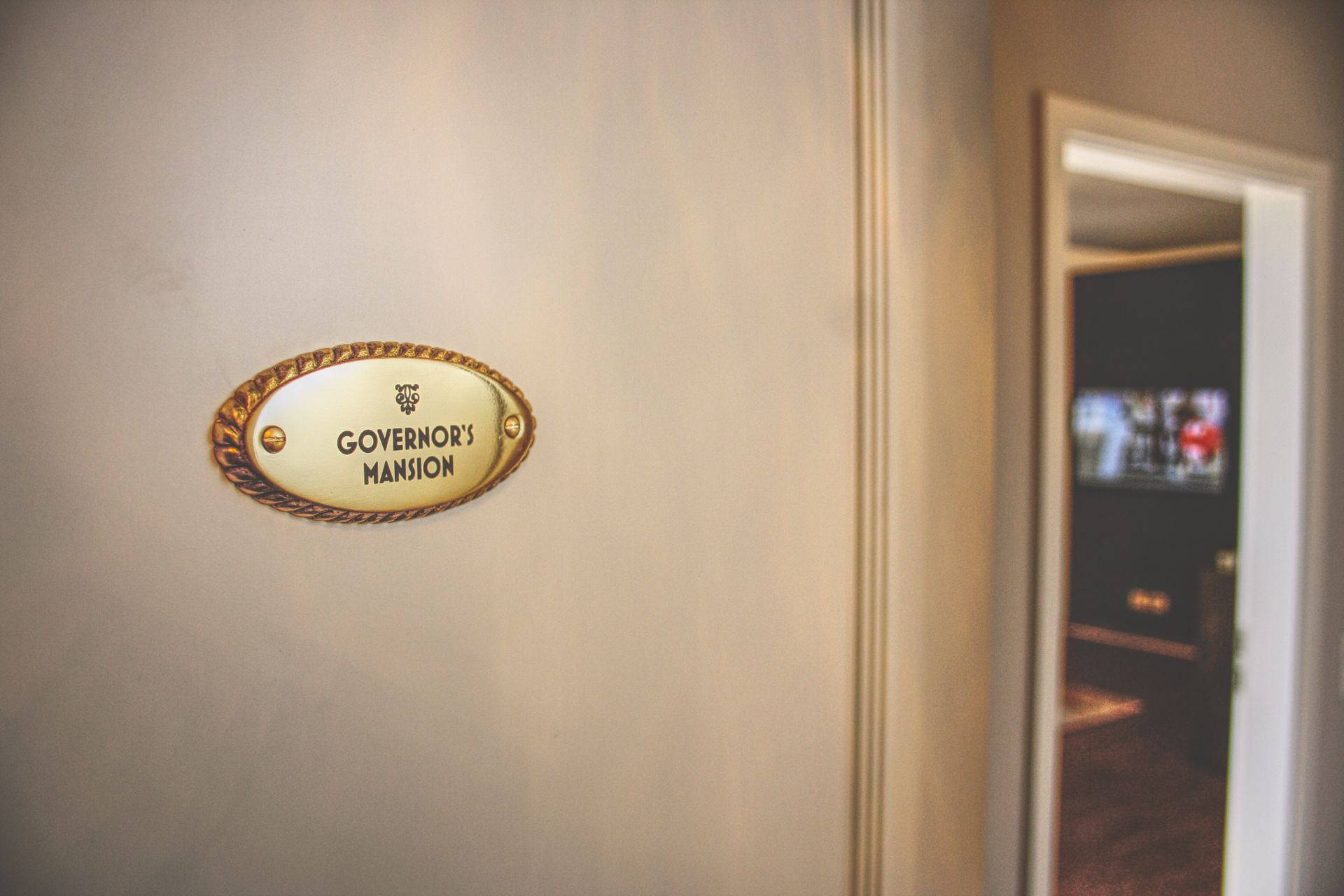 Namensschild „Governor’s Mansion“ am Apartment-Eingang – Boutique Apartments Erfurt