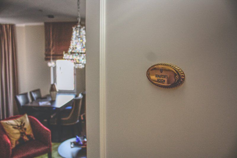 Eingangsbereich zum Senators Room mit Türschild und Blick in den gemütlichen Wohnraum