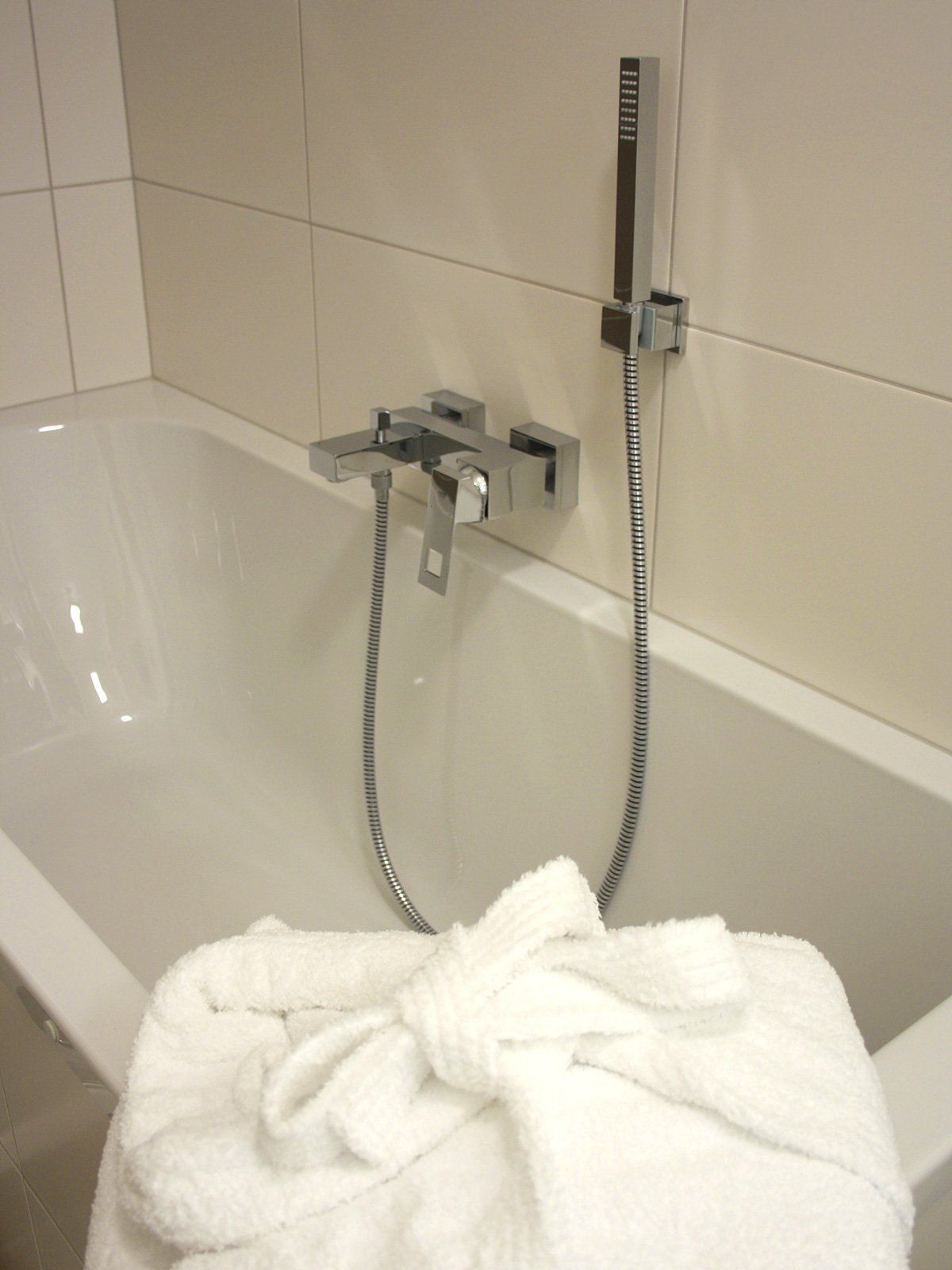 Helles Badezimmer mit Badewanne und moderner Armatur – Senator’s Room