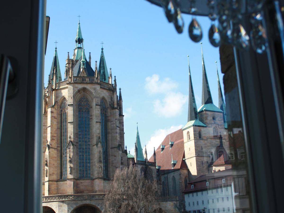 Blick auf den imposanten Erfurter Dom von der Ferienwohnung Mr. & Mrs. President