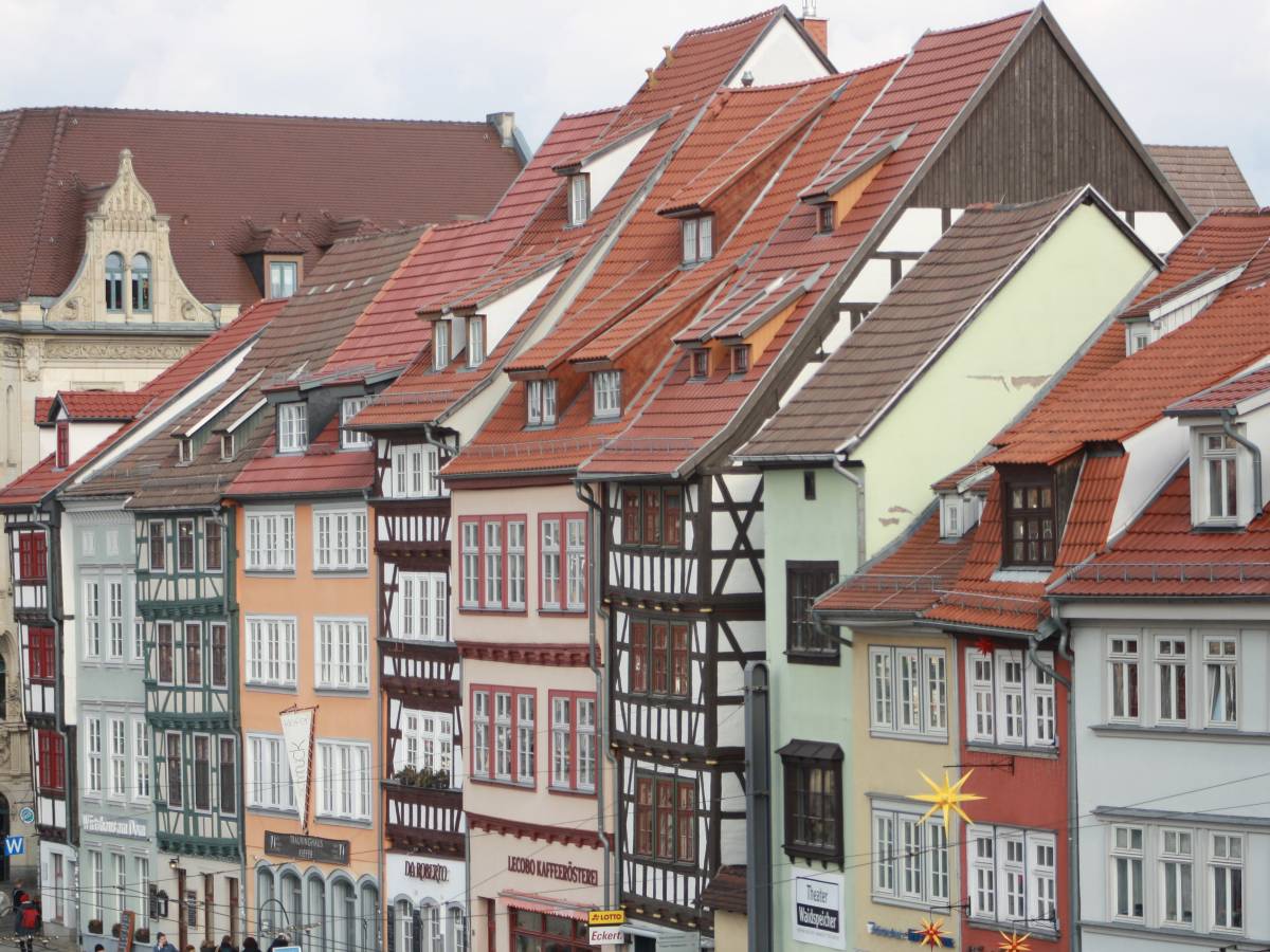 Historische Fachwerkhäuser am Domplatz in Erfurt – Sehenswürdigkeit direkt an unseren Apartments