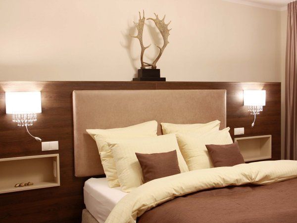 Senator’s Room mit gemütlichem Doppelbett und Geweihskulptur als Highlight
