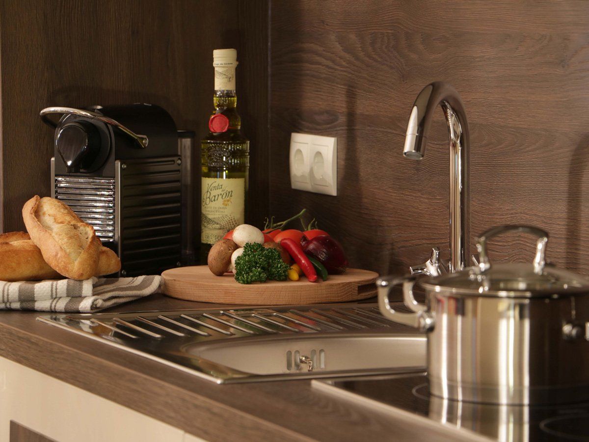 Moderne Küchenzeile im Senator’s Room mit Espressomaschine und frischen Zutaten