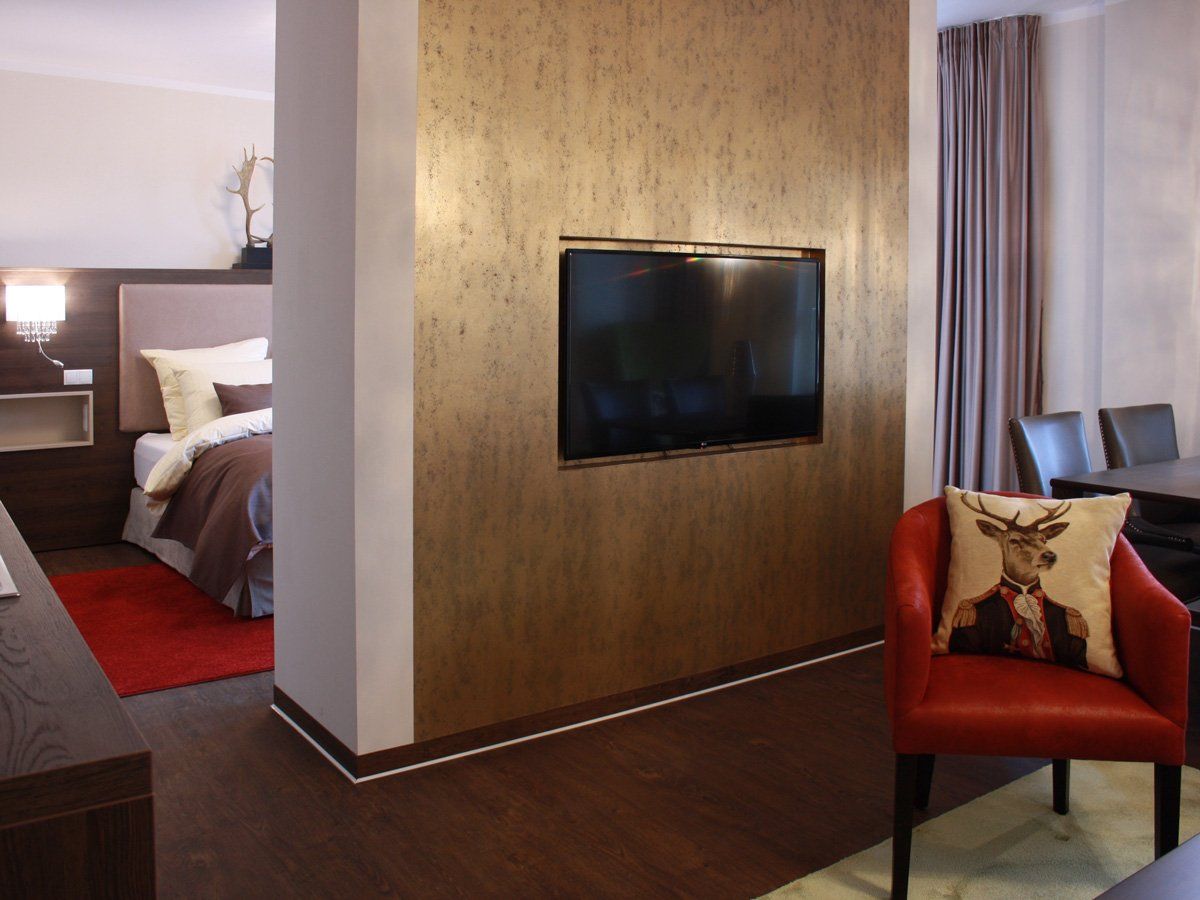 Senator’s Room mit gemütlichem Wohnbereich, TV-Wand und eleganter Sitzecke