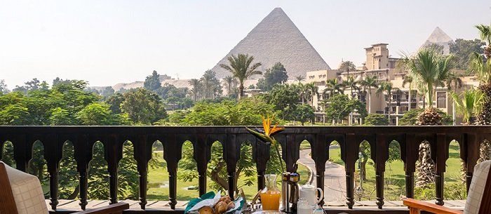 Terrasse Pyramides, pyramides Egypte, Marriott Mena House, hôtel vue Pyramides, plateau de Gizeh, agence de voyage Paris, vue Pyramides de Gizeh, hôtel Deluxe tout compris Egypte,