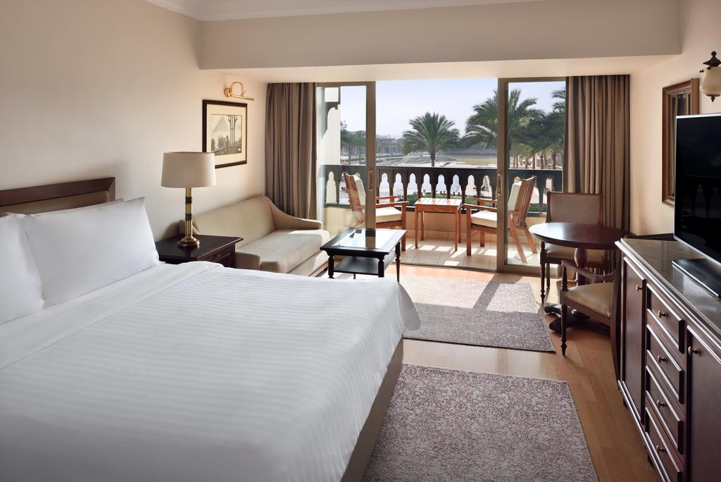 chambre, pyramides Egypte, Marriott Mena House, hôtel vue Pyramides, plateau de Gizeh, agence de voyage Paris, vue Pyramides de Gizeh, hôtel Deluxe tout  compris Egypte,