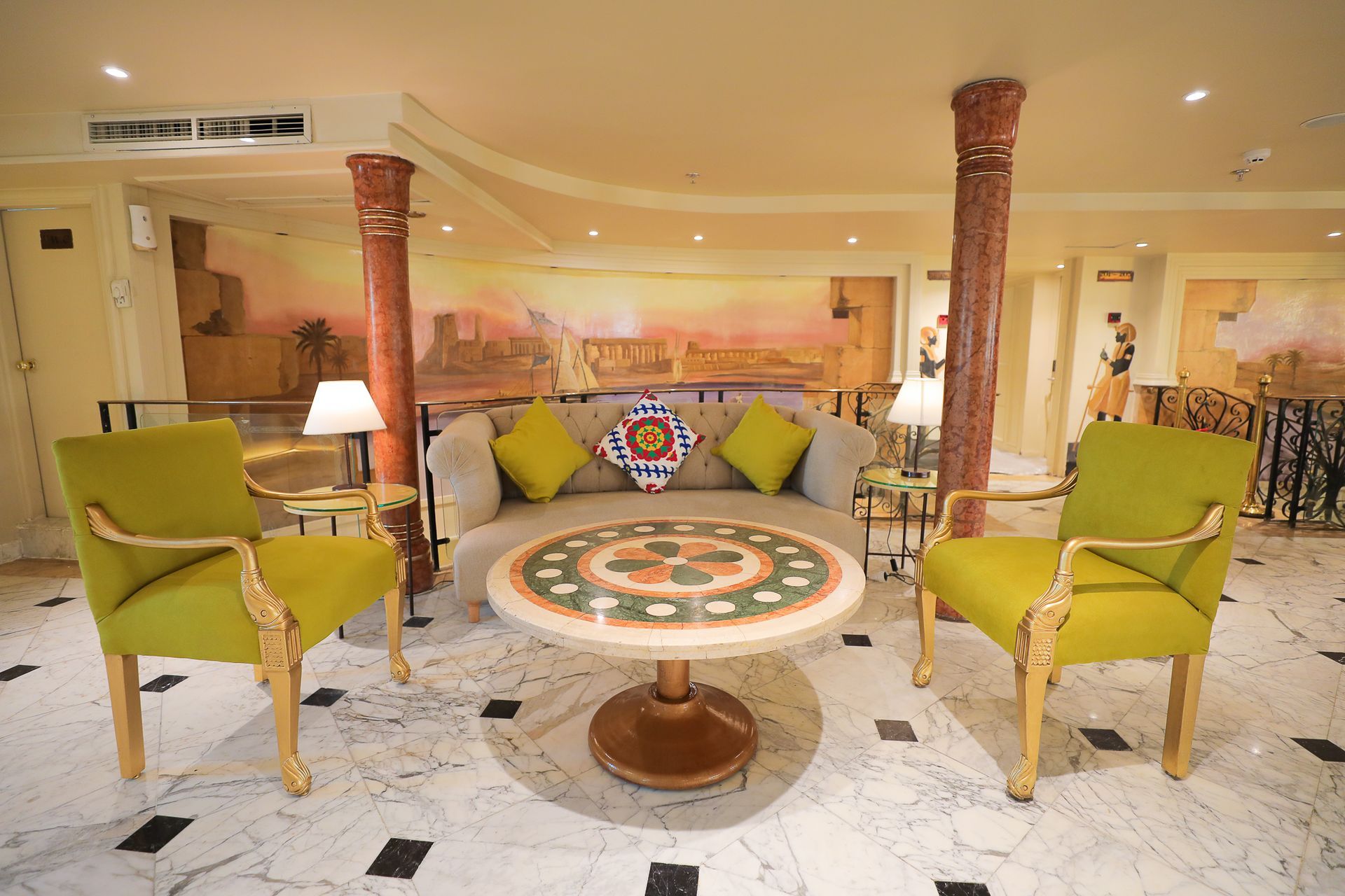 Lobby, Salon, Réception, M/S King of Thèbes, croisière sur le Nil, voyage Egypte pas cher, croisière Deluxe Nil, Croisières Egypte, voyage Egypte pas cher, séjour Egypte tout compris, Louxor, Assouan Egypte, Nil Egypte, voyage Deluxe vue Nil, agence de voyage egypte, agence de voyage Paris, Egypt Nile Cruises, Nile Aviation,