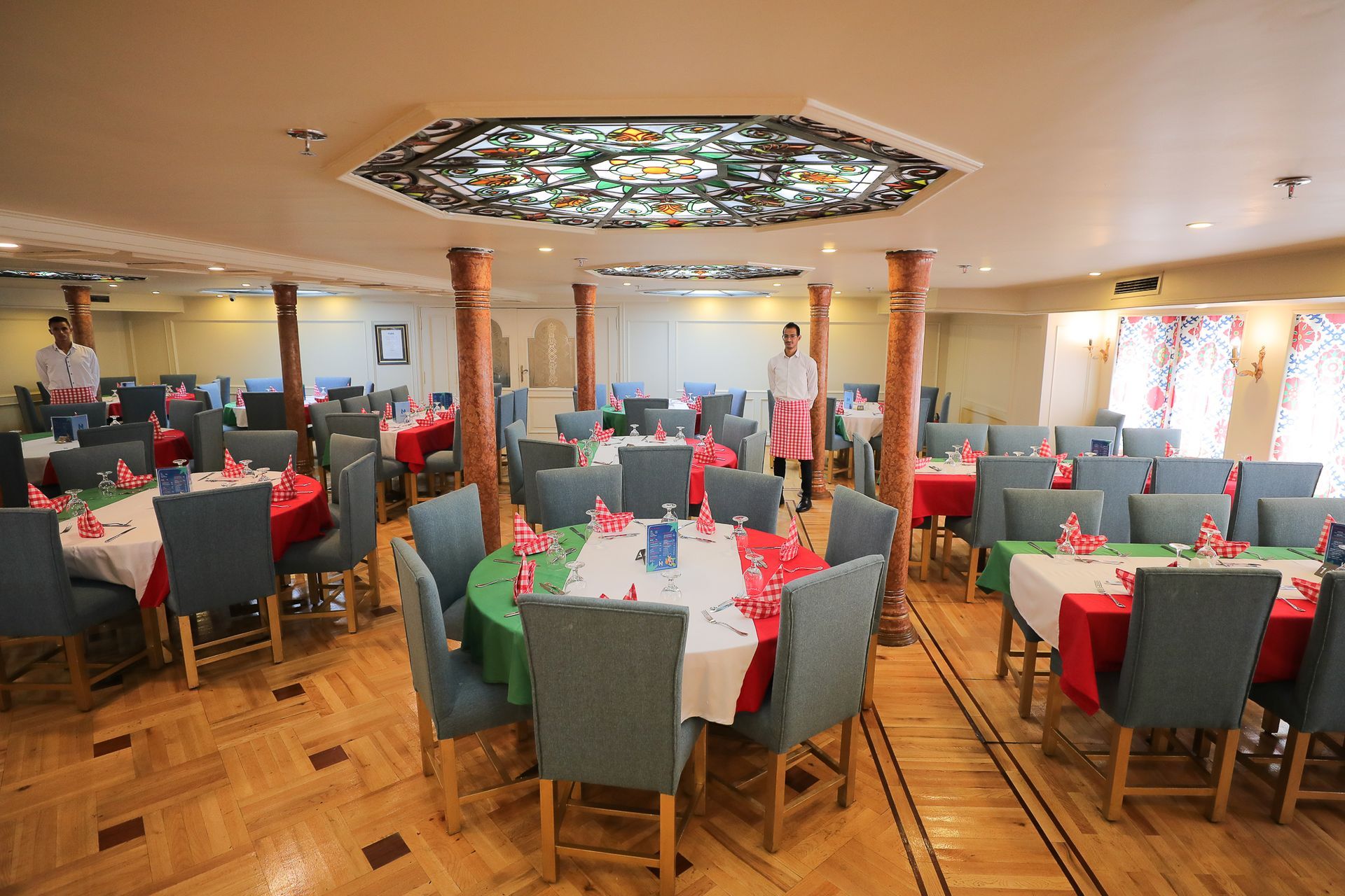 Restaurant, M/S King of Thèbes, croisière sur le Nil Deluxe, croisière sur le Nil en Egypte, séjour Egypte pas cher, agence de voyage Egypte, agence de voyage Paris, Nile Cruise, Egypt, Louxor, Assouan, Voyage egypte tout compris, croisière Deluxe Nil, croisières Egypte, Nile view,