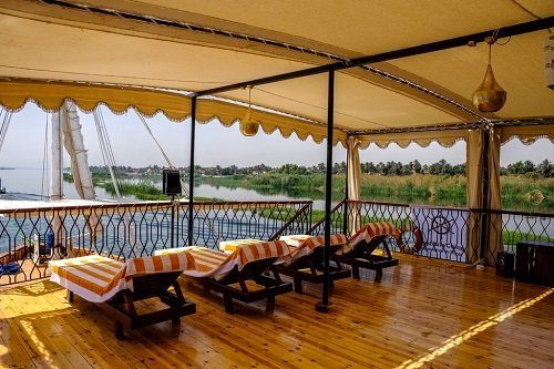 Dahabiya sur le Nil, Dahabiya Queen Tyi II, Croisière en Dahabiya sur le Nil, Mini croisière en Dahabiya, Egypte Nile Cruises, Nile Aviation, Visite Egypte, voyage Egypte pas cher, séjour egypte tout compris, croisière all inclusive Nil, Assouan, Louxor, Temples Egypte, decouvrir Egypte, Dahabiyat, Dahabieh Nil Cruise, Croisière Deluxe Dahabiya, Louxor Egypte, Assouan Egypte, voyage Egypte 5 nuits, Egypte en 5 jours,