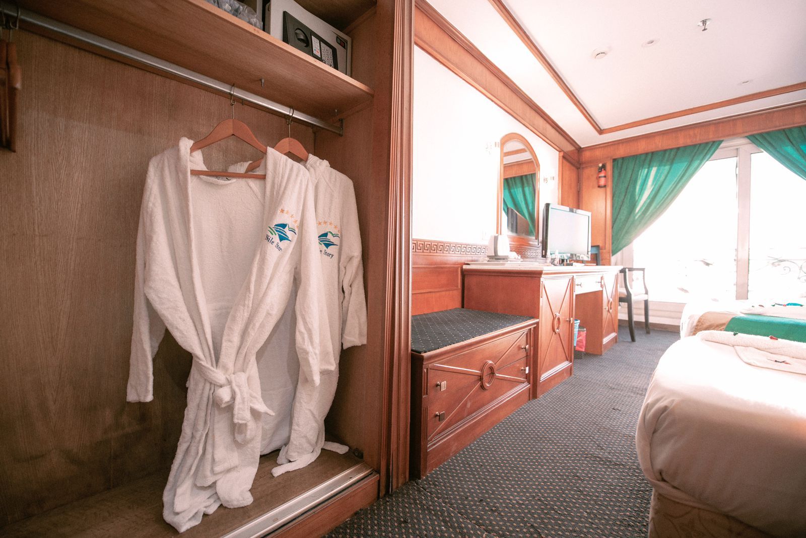 Nile Story, Egypt Nile Cruises, croisière sur le Nil, Bateau Deluxe croisière, agence de voyage Egypte, agence de voyage Paris, séjour Egypte tout compris, vue Nil, croisières Nil, Bateau Deluxe Louxor,