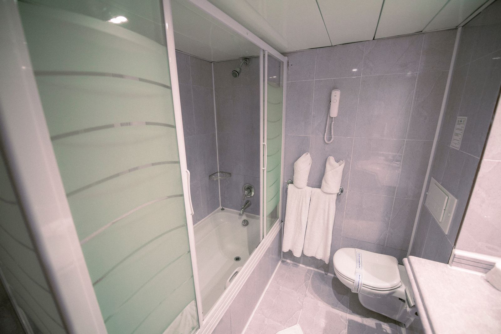 WC, suite, Cruise deluxe on the Nile, Nile View, Cruise Nile Egypt, Luxor, Aswan, Travel egypt, travel agency Egypt, Travel agency France, Nile River,