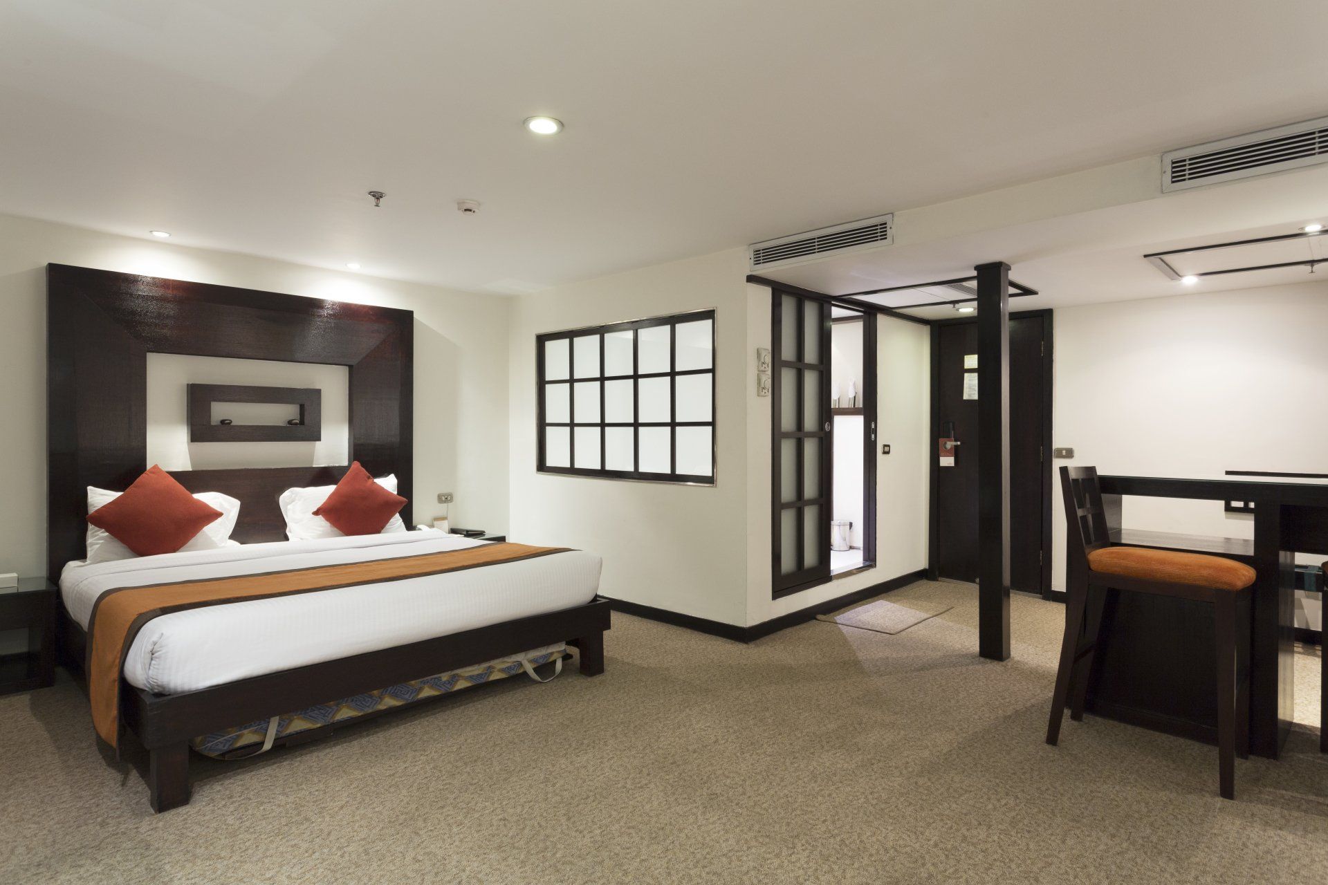 suite, salle de bain, cabine double, Royal Lily, croisière sur le Nil, Bateau Deluxe croisière, agence de voyage Egypte, agence de voyage Paris, séjour Egypte tout compris, vue Nil, croisières Nil, Bateau Deluxe Louxor,