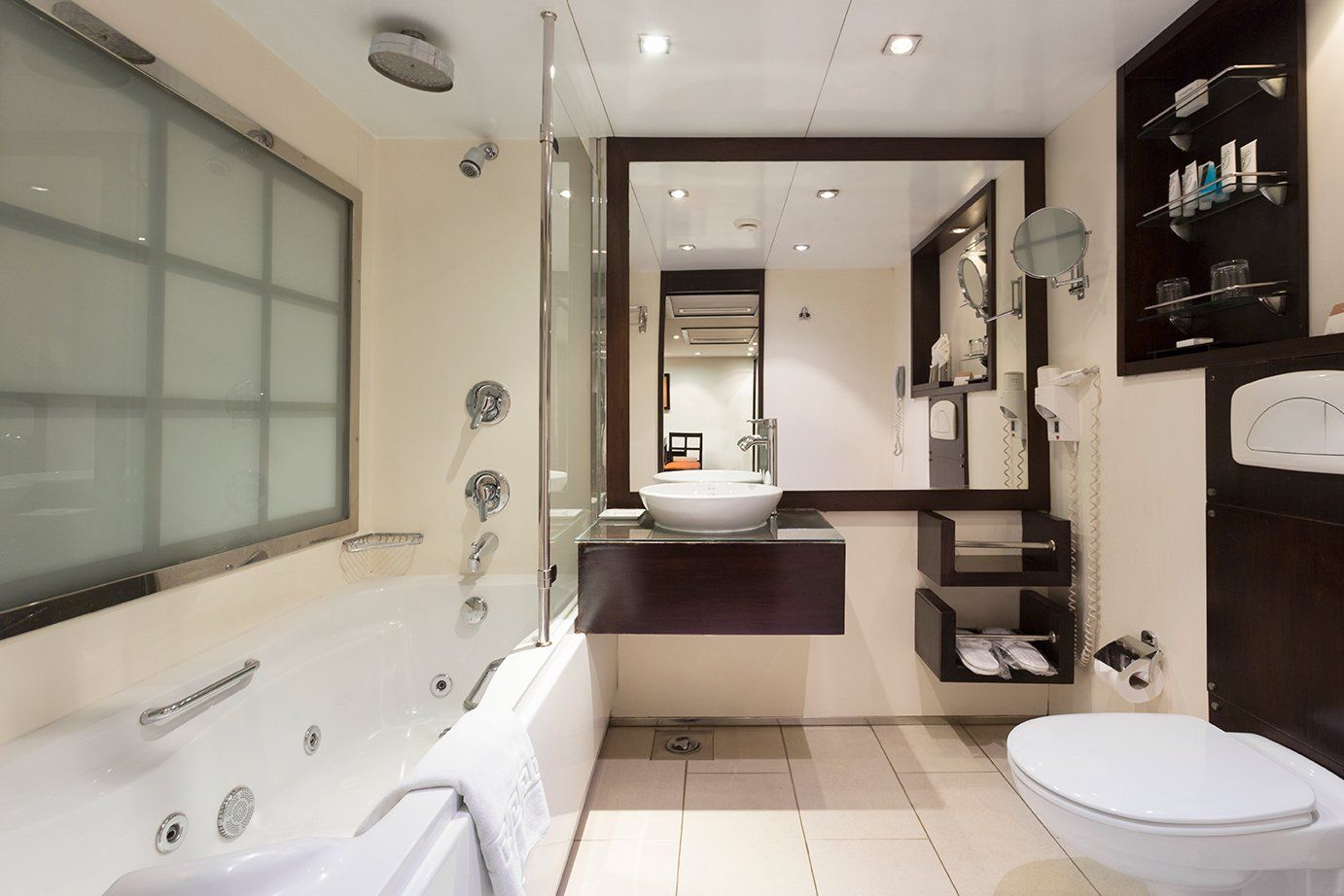 salle de bain, cabine double, Royal Lily, croisière sur le Nil, Bateau Deluxe croisière, agence de voyage Egypte, agence de voyage Paris, séjour Egypte tout compris, vue Nil, croisières Nil, Bateau Deluxe Louxor,