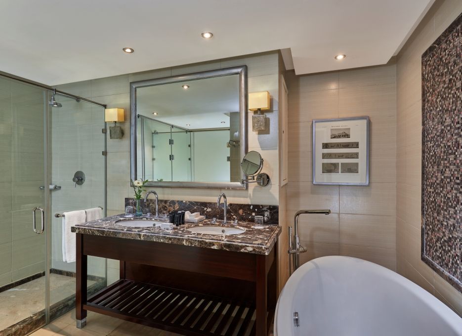 WC, Steigenberger Cairo Pyramids, hotel deluxe cairo, hotel deluxe egypt, view pyramids, sakkarah, sphinx, travel agency egypt, egypt nile cruises,