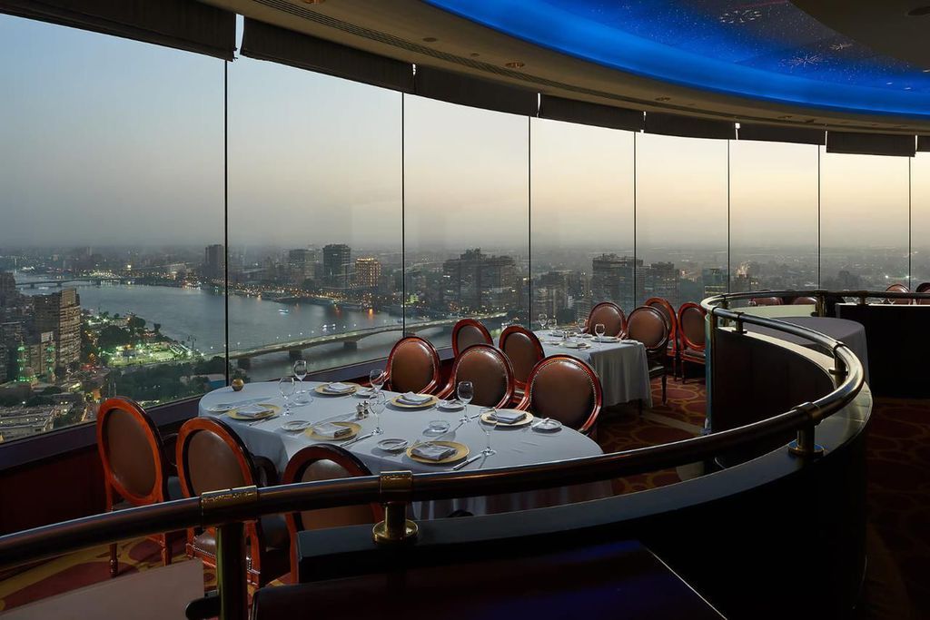 restaurant tournant,  hôtel Deluxe Caire, hôtel sur le Nil, Egypte voyage, hôtel Grand Nile Tower, agence de voyage Egypte, agence de voyage Paris, croisière sur le Nil, vue Nil, séjour Egypte tout compris,