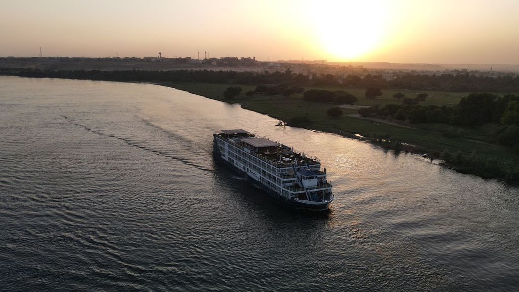 M/S King of Thebes 5*, nile cruise, french travel agency, travel agency egypt, luxor, aswan, travel to egypt, cruise on the Nile Egypt, Cruises Egypt, voyage egypte Economy,  Egypt Nile Cruises, Nile Aviation, 